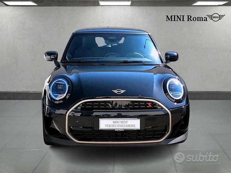 Usata Mini Cooper Favoured 204 CV (150 kW) 2024 Midnight black ii Utilitaria