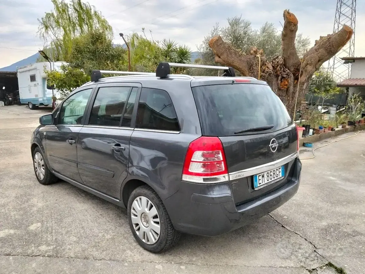 Usata Opel Zafira 150 CV (110 kW) 2012 Marrone Monovolume