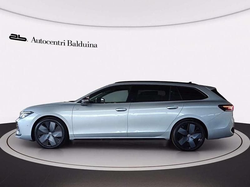 Nuova VW Passat R-line 150 CV (110 kW) 2025 Grigio dolomite metalizzato Station wagon