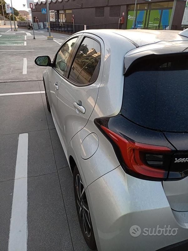 Usata Toyota Yaris 120 CV (88 kW) 2021 Grigio Berlina