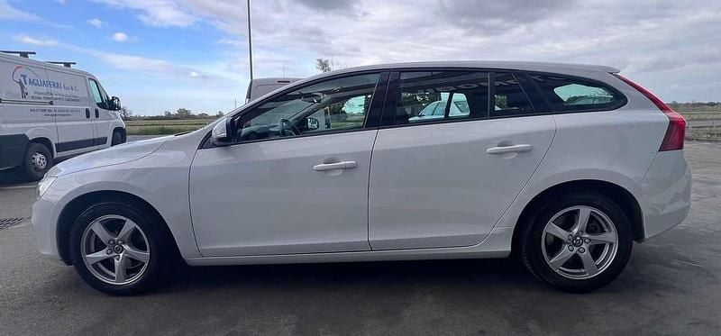 Usata Volvo V60 120 CV (88 kW) 2016 Bianco Station wagon