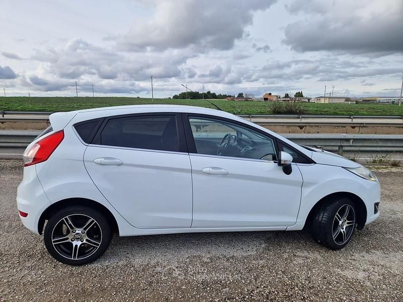 Second-hand Ford Fiesta Titanium 97 CP (71 kW) 2015 Alb Berlinǎ
