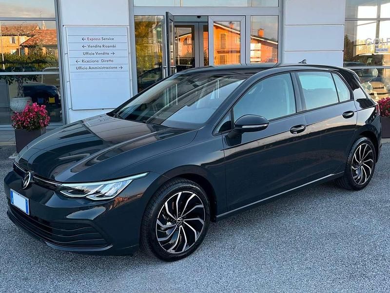 Urano grey Usata 2022 VW Golf VIII Life Tre volumi | 20.500 € (Buon prezzo) - Immagine 1/4