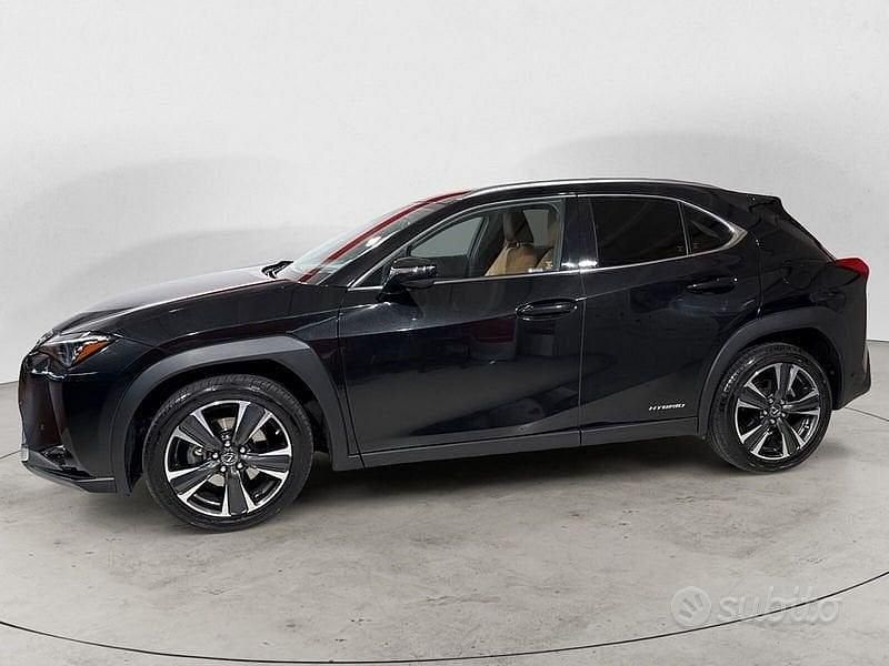 Usata Lexus UX 250h Luxury Line 184 CV (135 kW) 2019 Nero SUV