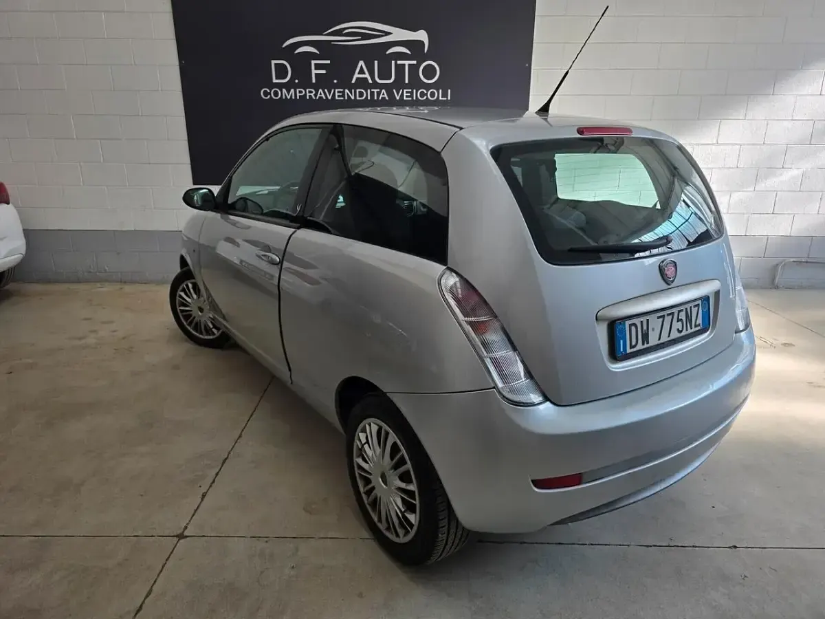 Usata Lancia Ypsilon 60 CV (44 kW) 2009 Argento Utilitaria