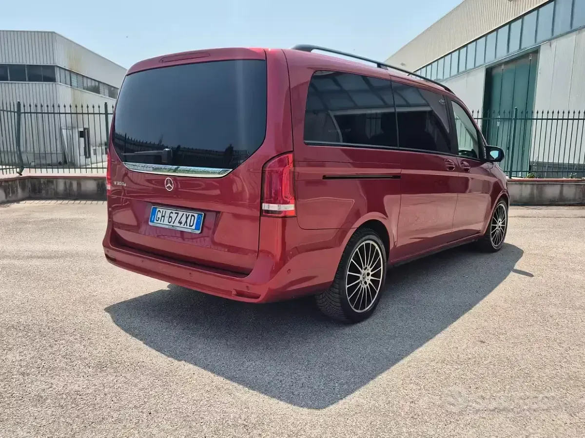 Usata Mercedes V300 237 CV (174 kW) 2022 Rosso Monovolume