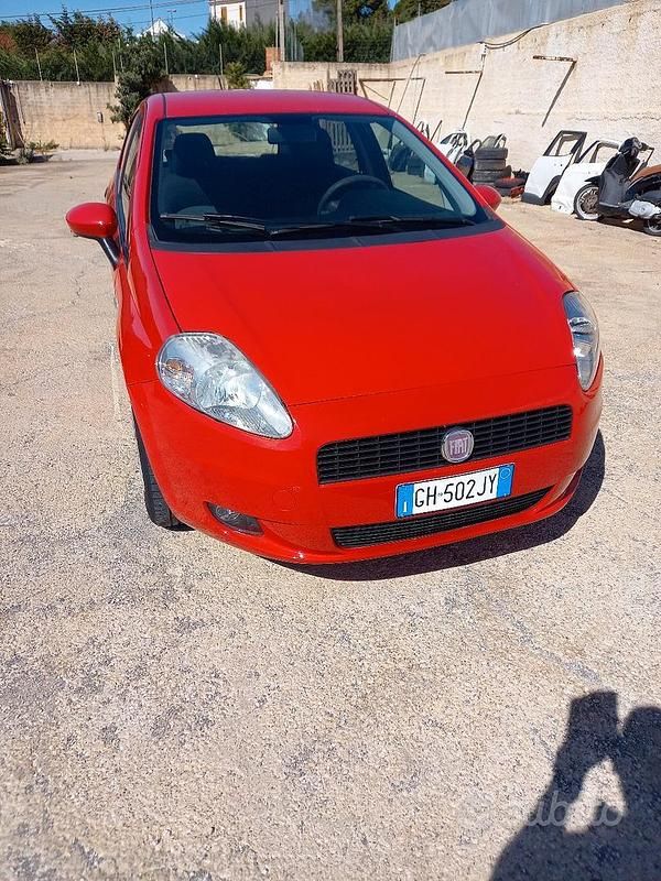 Rosso Usata 2011 Fiat Grande Punto Due volumi | 3600 € - Immagine 1/4
