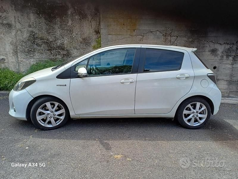 Usata Toyota Yaris Hybrid 75 CV (55 kW) 2013 Bianco Utilitaria