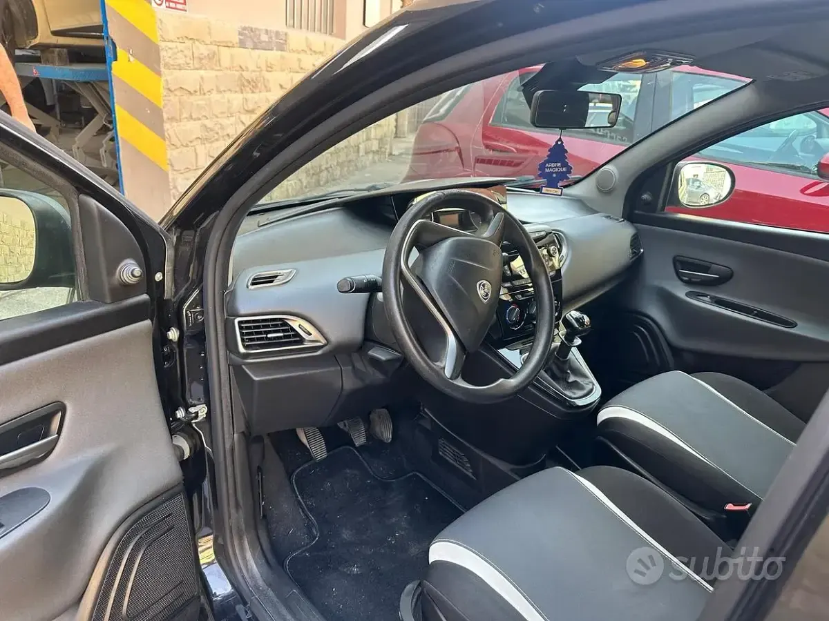 Usata Lancia Ypsilon 70 CV (51 kW) 2014 Nero Utilitaria