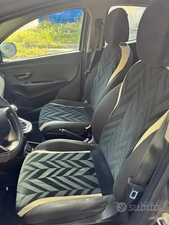 Usata Lancia Ypsilon 69 CV (50 kW) 2016 Grigio Utilitaria