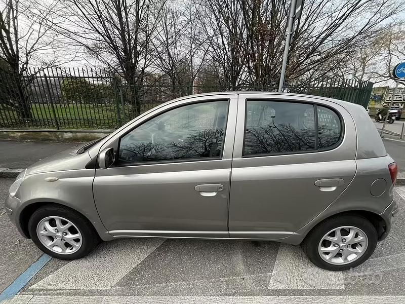 Usata Toyota Yaris 2005 Grigio Utilitaria