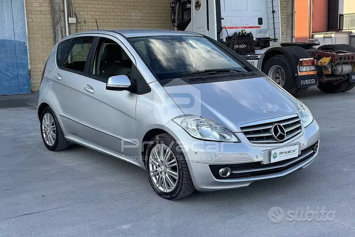 Usata Mercedes A180 Premium 109 CV (80 kW) 2012 Grigio Utilitaria