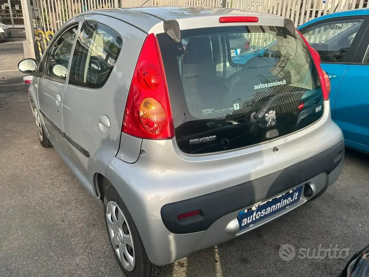 Usata Peugeot 107 Allure 68 CV (50 kW) 2011 Grigio Utilitaria
