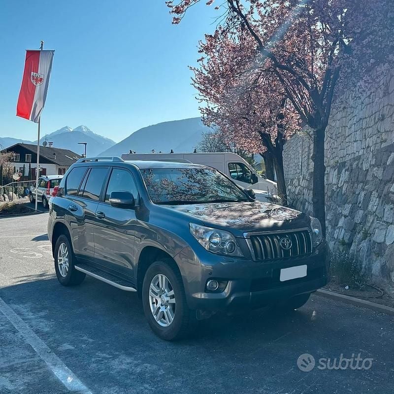 Begagnad Toyota Land Cruiser Prado 190 HK (139 kW) 2011 Grå SUV