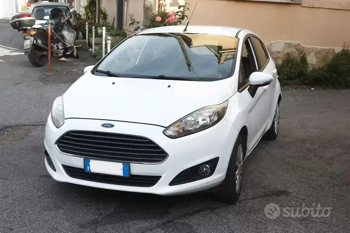 Begagnad Ford Fiesta 75 HK (55 kW) 2014 Vit Halvkombi