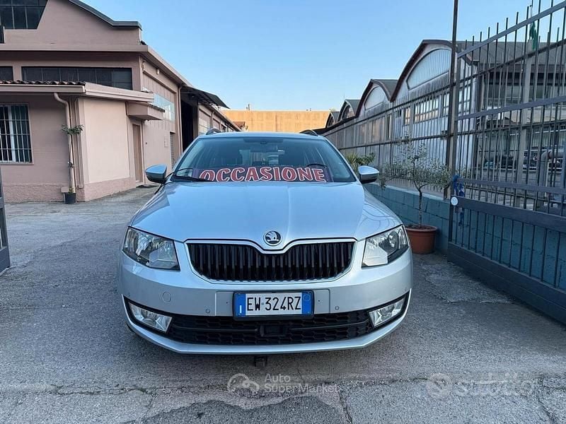 Käytetty Skoda Octavia Executive 105 HP (77 kW) 2014 Harmaa Viistoperä