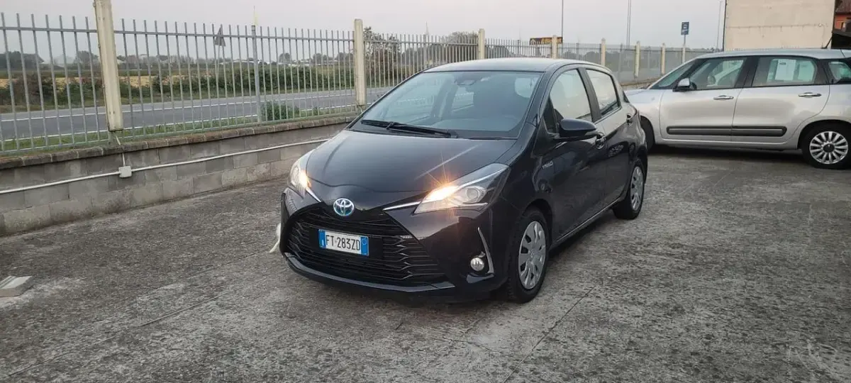 Usata Toyota Yaris Hybrid Cool 73 CV (53 kW) 2019 Blu Berlina