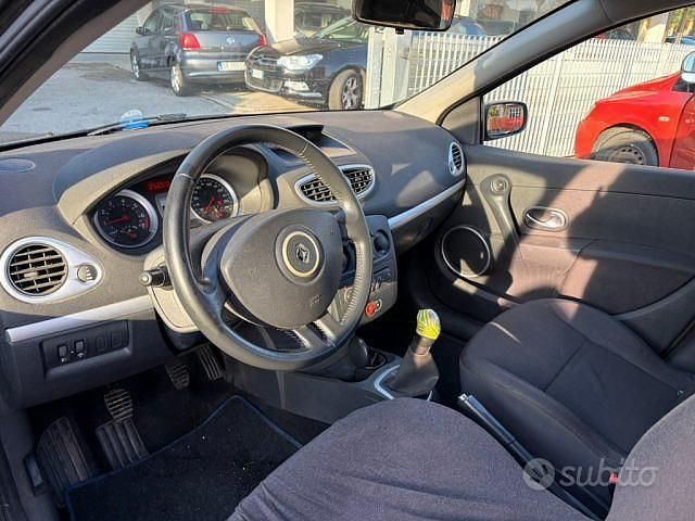 Käytetty Renault Clio II 98 HP (72 kW) 2006 Musta Sedan