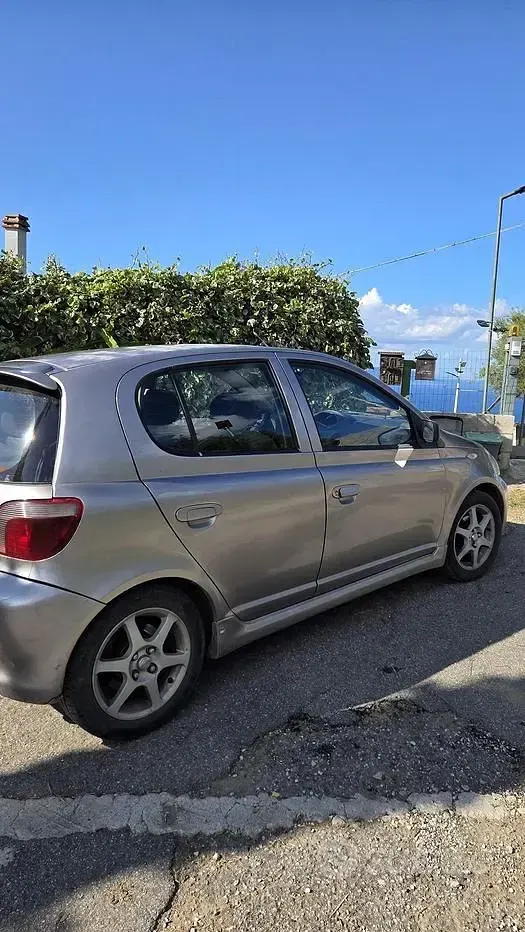 Usata Toyota Yaris 106 CV (77 kW) 2002 Grigio Berlina