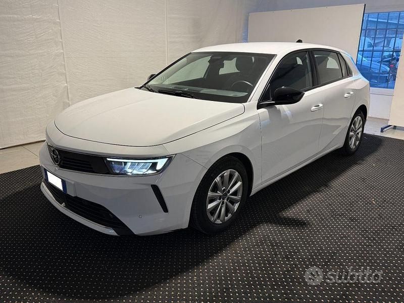 Usata Opel Astra Edition 131 CV (96 kW) 2022 Bianco pastello Berlina