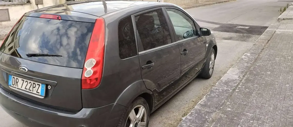 Usata Ford Fiesta Ghia 75 CV (55 kW) 2008 Grigio Utilitaria