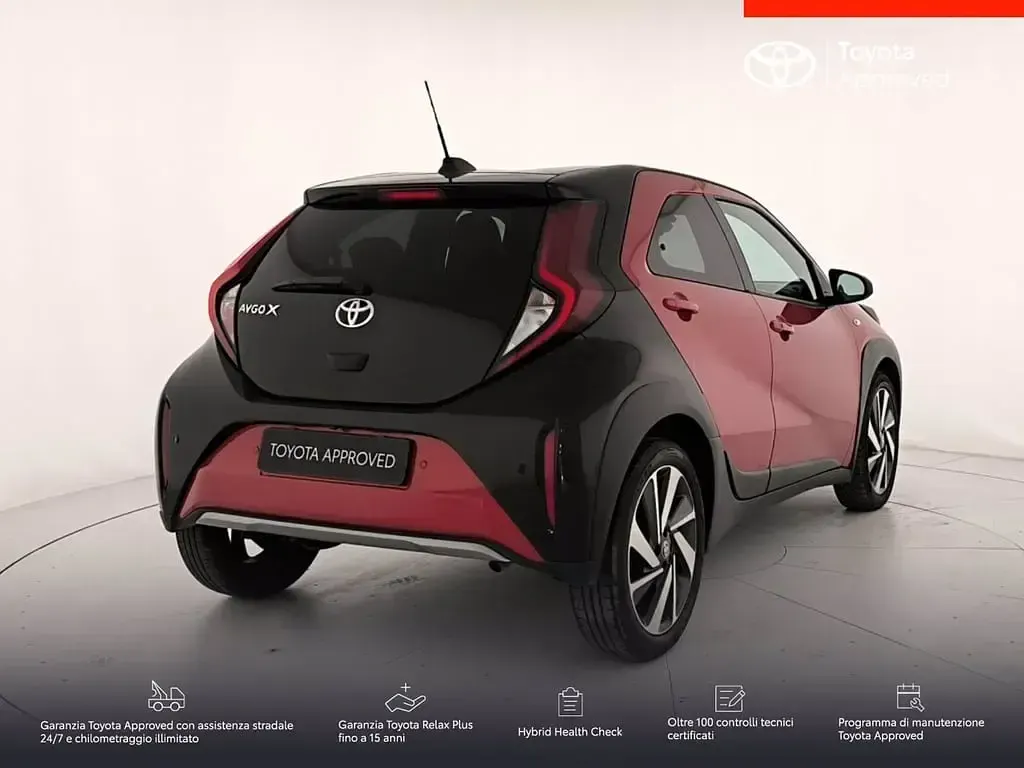 Usata Toyota Aygo X Lounge 72 CV (52 kW) 2022 Chili red & black met SUV
