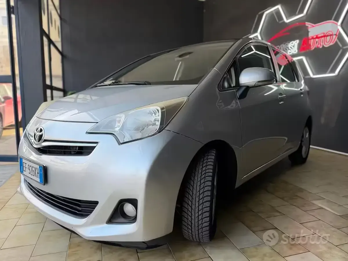Usata Toyota Verso-S Active 90 CV (66 kW) 2011 Grigio Monovolume