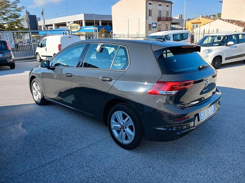 Usata VW Golf VIII Life 110 CV (80 kW) 2023 Grigio Berlina