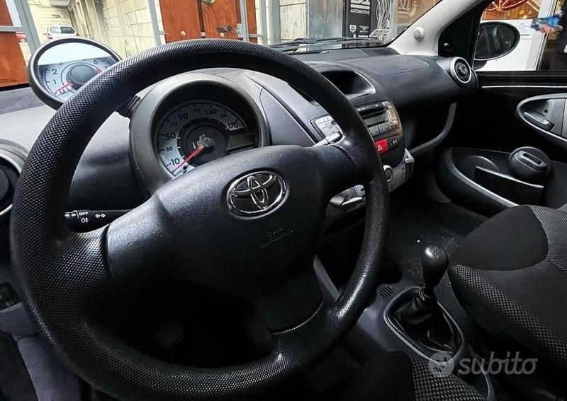 Usata Toyota Aygo 67 CV (49 kW) 2010 Nero Utilitaria