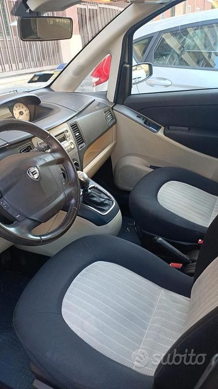 Giallo Usata 2006 Lancia Musa Monovolume | 3000 € (Buon prezzo) - Immagine 1/4