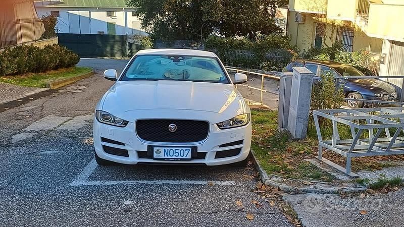 Usata Jaguar XE 180 CV (132 kW) 2017 Bianco Berlina