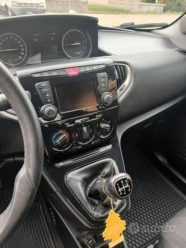 Usata Lancia Ypsilon 69 CV (50 kW) 2018 Bianco Utilitaria