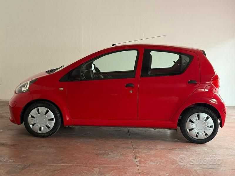 Usata Toyota Aygo 68 CV (50 kW) 2007 Rosso Utilitaria