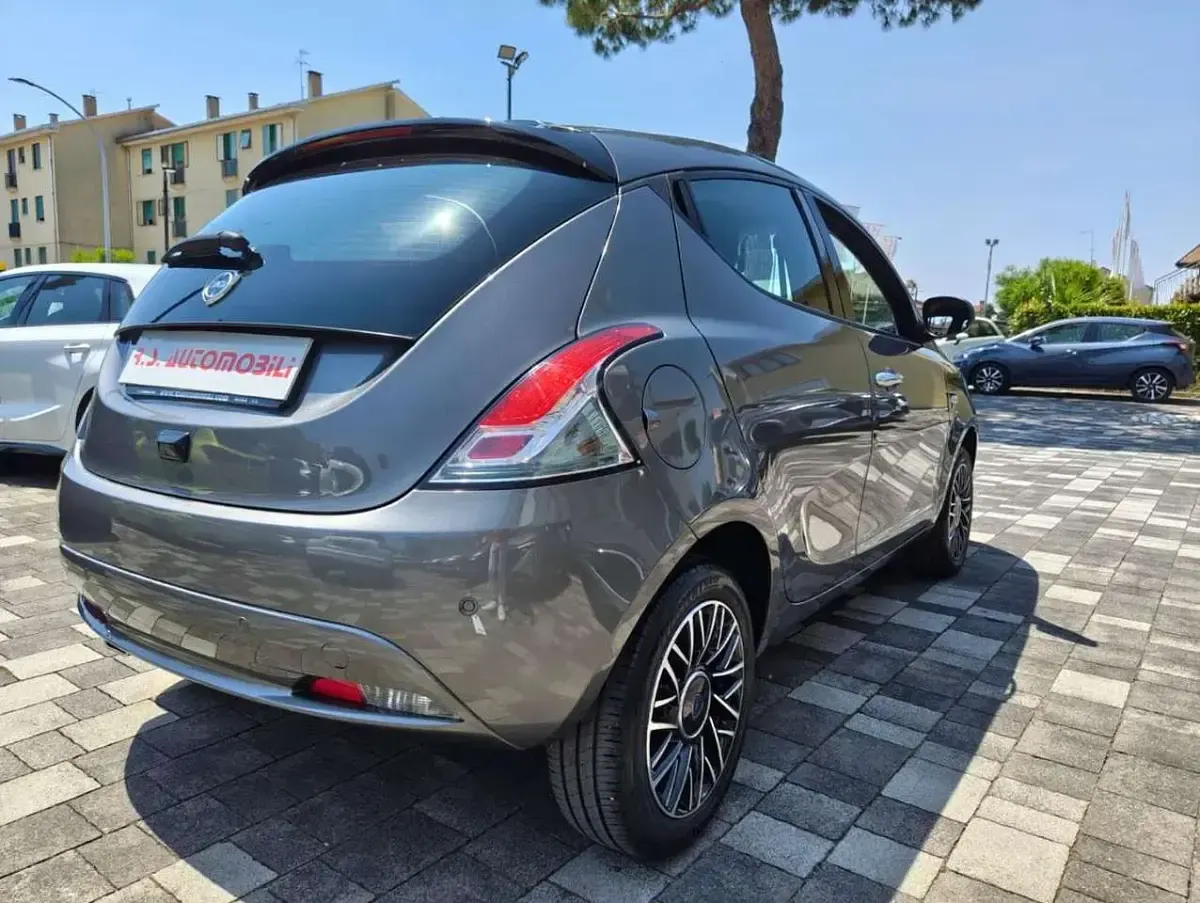 Usata Lancia Ypsilon S 69 CV (50 kW) 2024 Grigio scuro Utilitaria