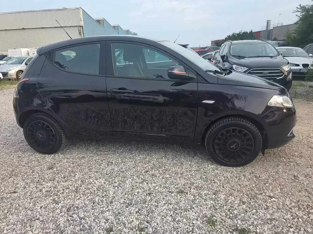 Usata Lancia Ypsilon Platinum 69 CV (50 kW) 2013 Viola Utilitaria