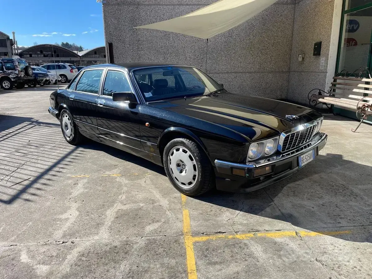 Usata Jaguar XJR 247 CV (181 kW) 1991 Nero Berlina