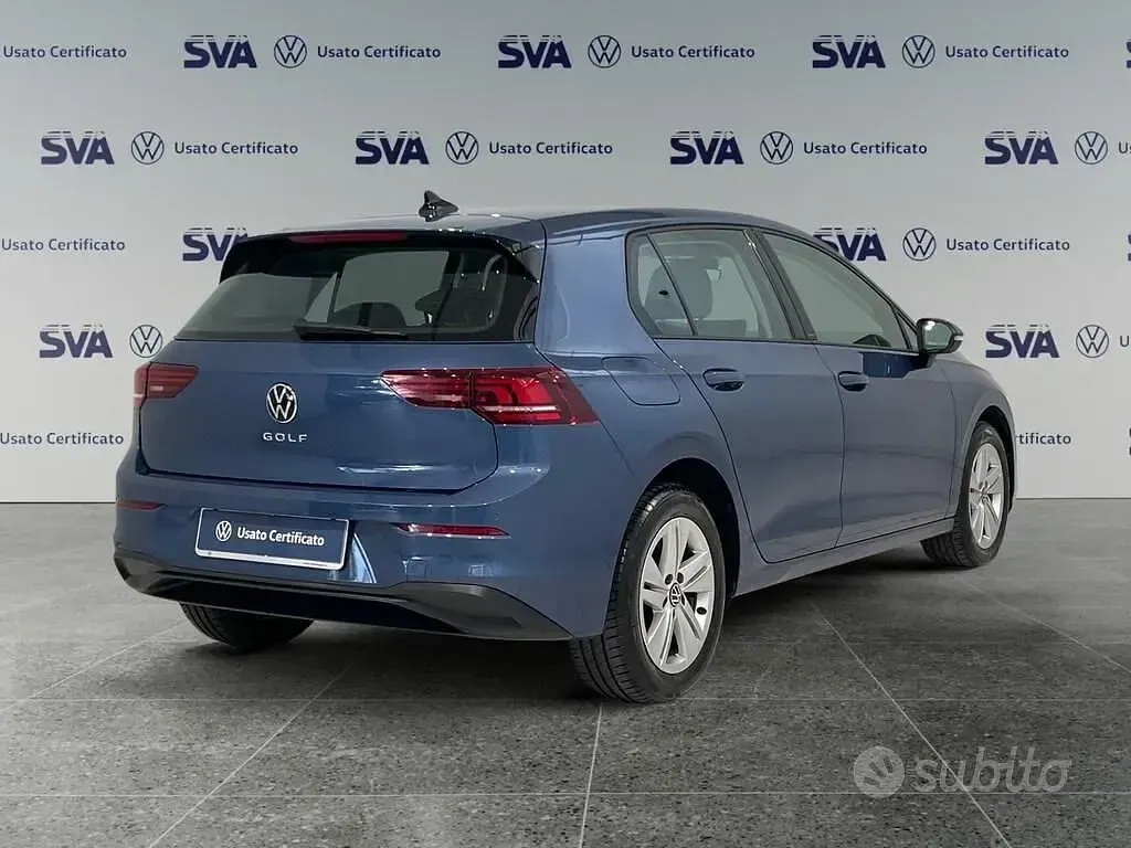 Usata VW Golf VIII Life 116 CV (85 kW) 2025 Blu Berlina