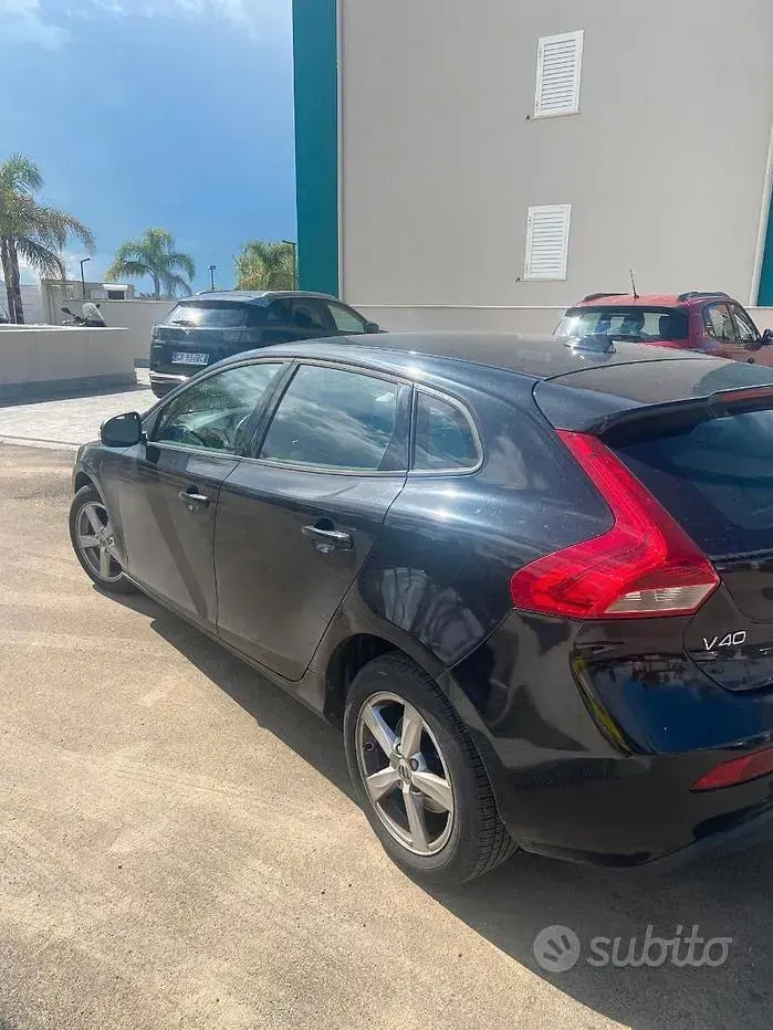 Usata Volvo V40 120 CV (88 kW) 2017 Nero Station wagon