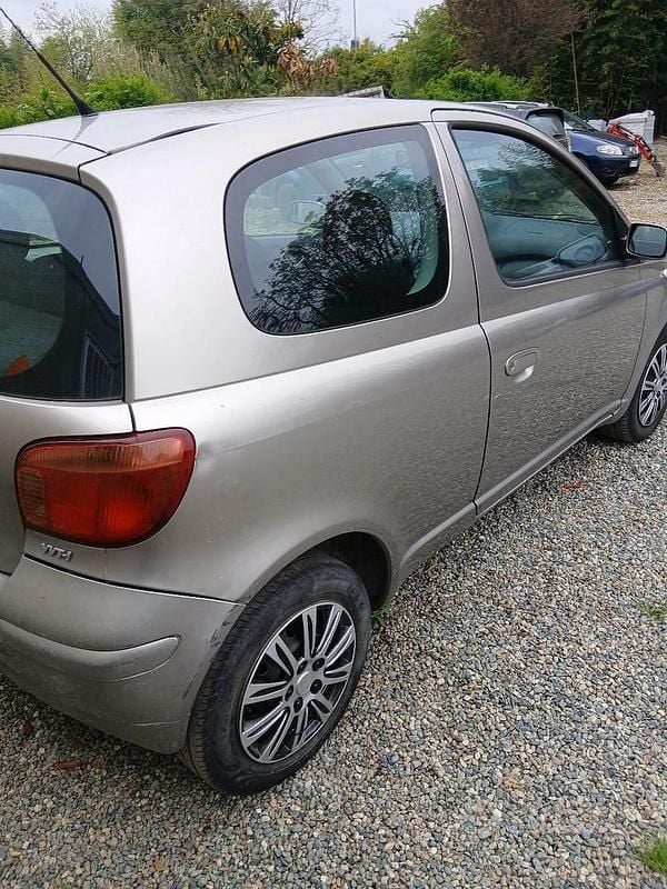 Usata Toyota Yaris 65 CV (47 kW) 2004 Grigio Berlina
