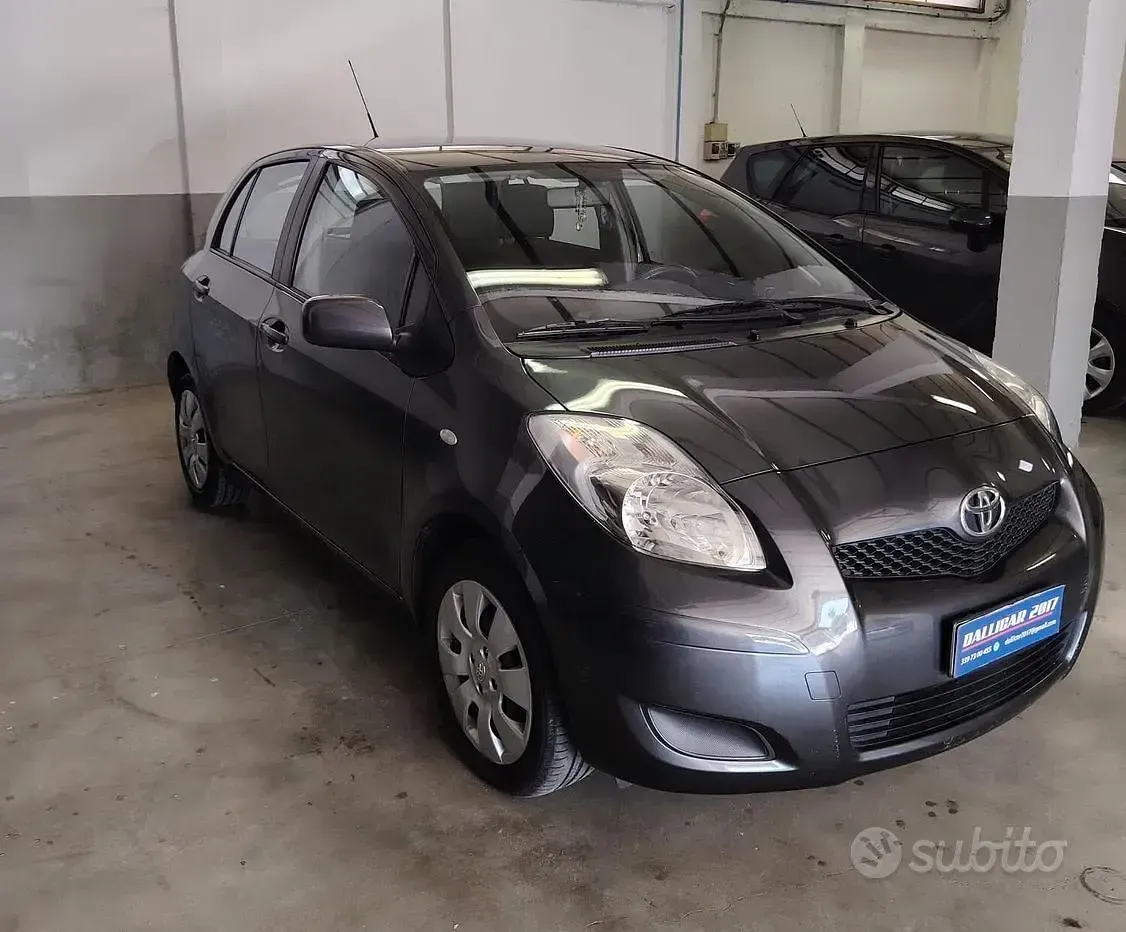 Usata Toyota Yaris 69 CV (50 kW) 2009 Grigio Utilitaria