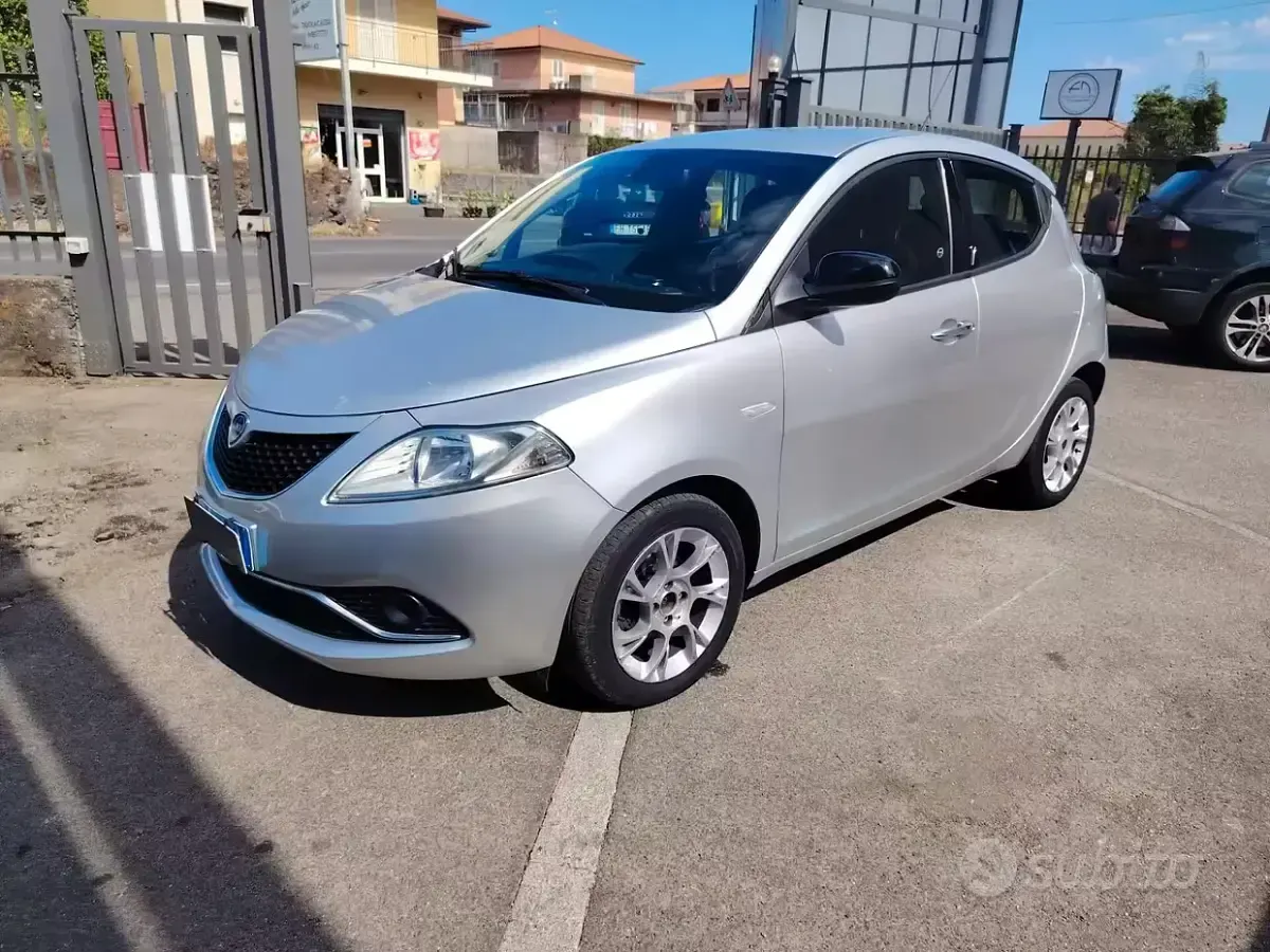 Usata Lancia Ypsilon Gold 69 CV (50 kW) 2016 Grigio Utilitaria