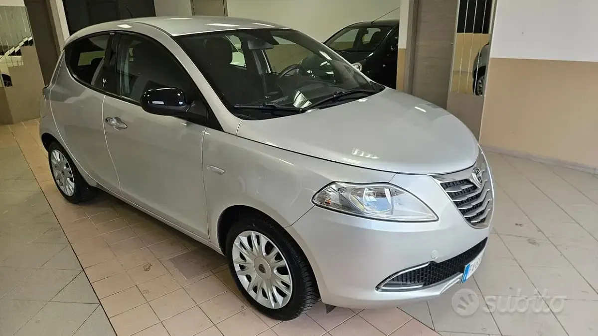 Usata Lancia Ypsilon 69 CV (50 kW) 2015 Grigio Utilitaria