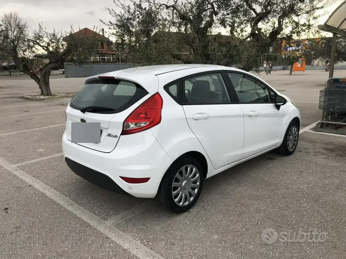 Usata Ford Fiesta 82 CV (60 kW) 2010 Bianco Berlina