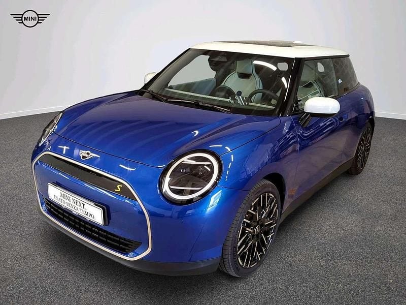 Usata Mini Cooper SE Favoured 160 kW (218 CV) 2025 Blu/azzurro Utilitaria