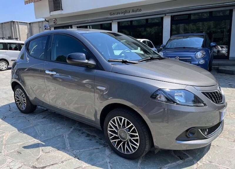 Usata Lancia Ypsilon Gold 69 CV (50 kW) 2023 Grigio pietra Utilitaria