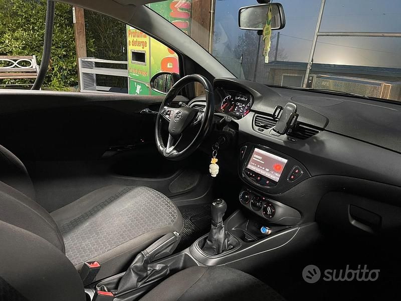 Usado Opel Corsa Color Edition 70 HP (51 kW) 2015 Cinzento Citadino