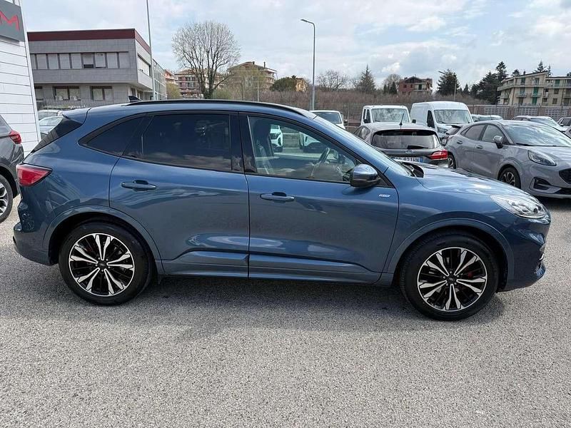 Usata Ford Kuga ST-Line X 152 CV (111 kW) 2023 Chrome blue SUV