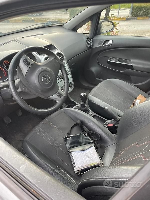 Grigio Usata 2013 Opel Corsa Tre volumi | 2900 € - Immagine 1/4