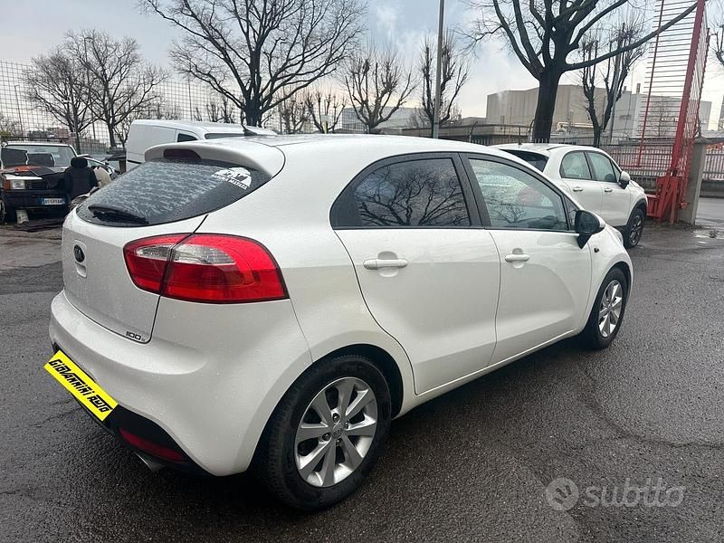 Usata Kia Rio Active 75 CV (55 kW) 2013 Bianco Berlina