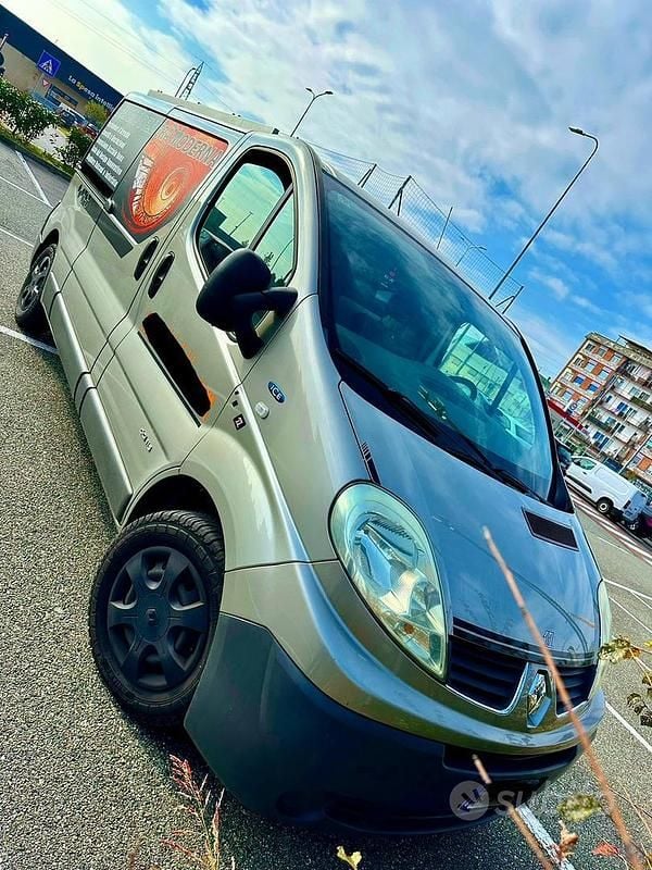 Usata Renault Trafic 116 CV (85 kW) 2011 Grigio Monovolume